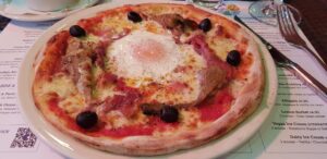 Siciliana pizza from croma, modified no ancovies!